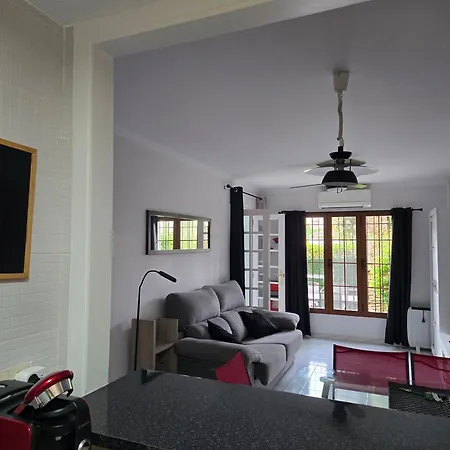 - La Isla アパート